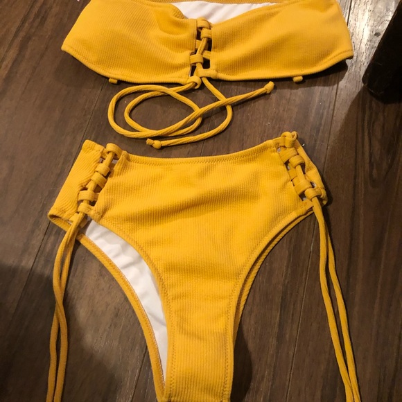 Bikini - Picture 2 of 3